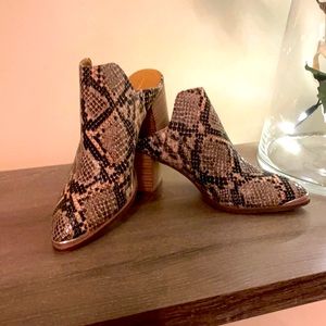 Report snakeskin mules